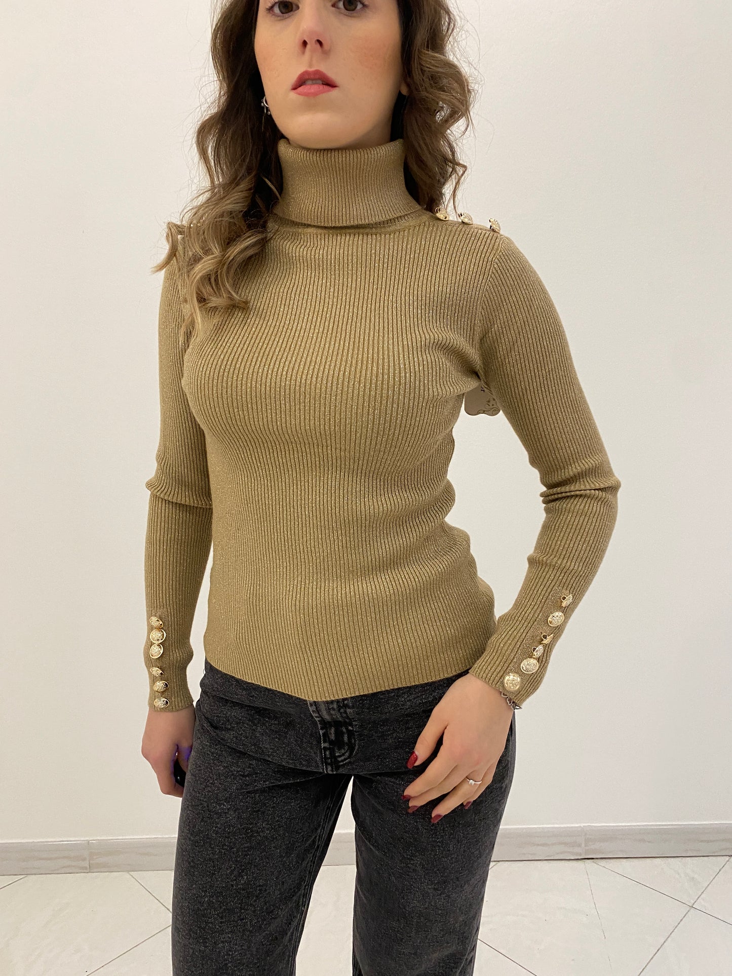 Maglia beige con bottoni oro