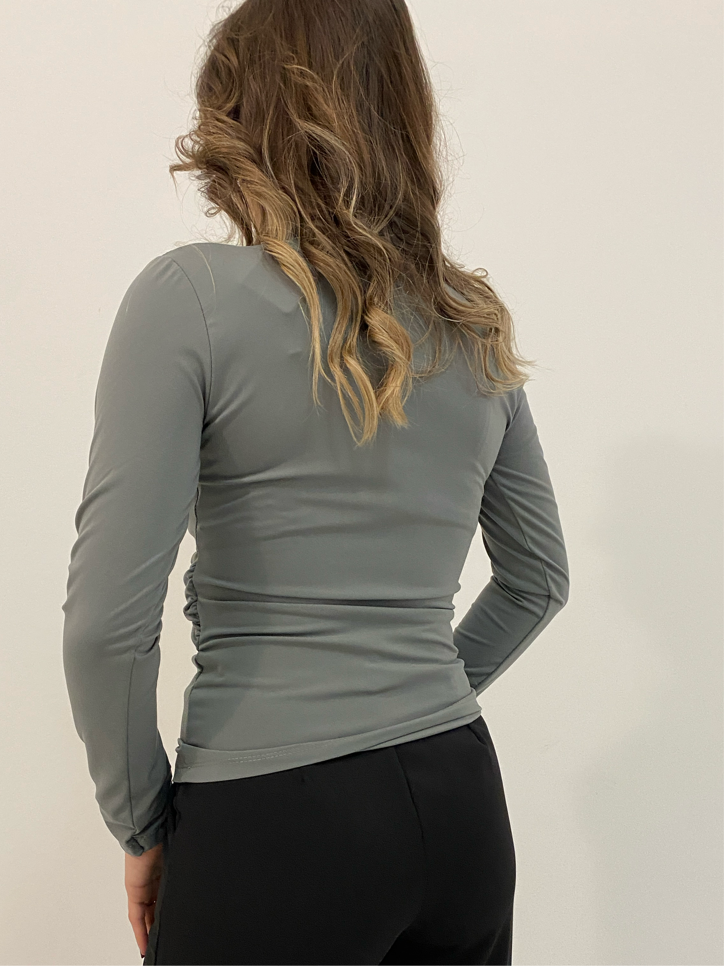 Maglia con drappeggio grigio