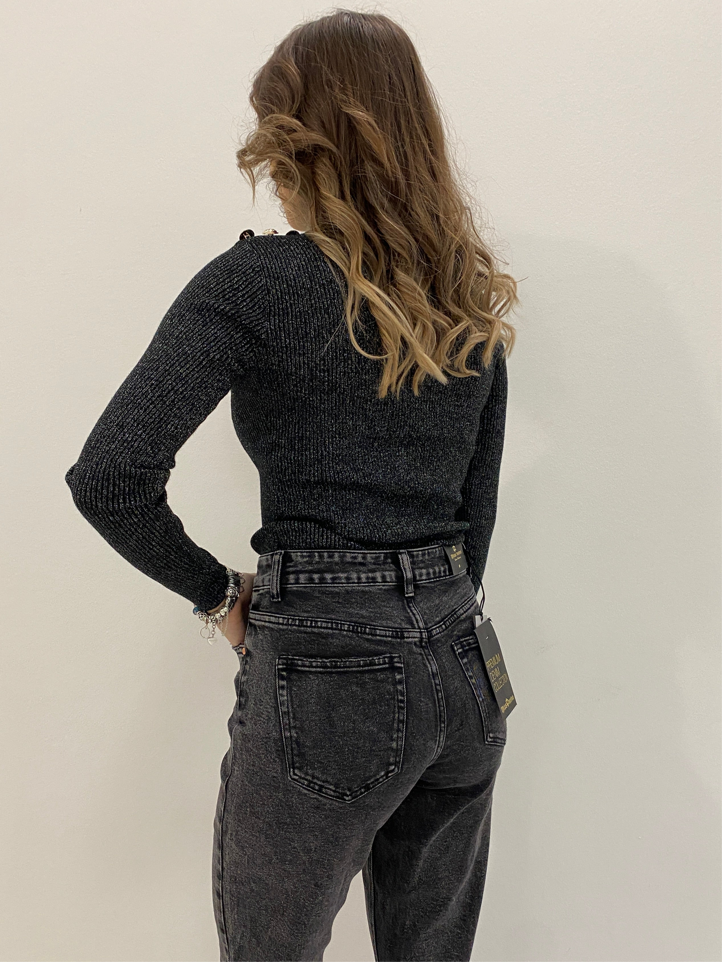 Maglia nera con bottoni oro