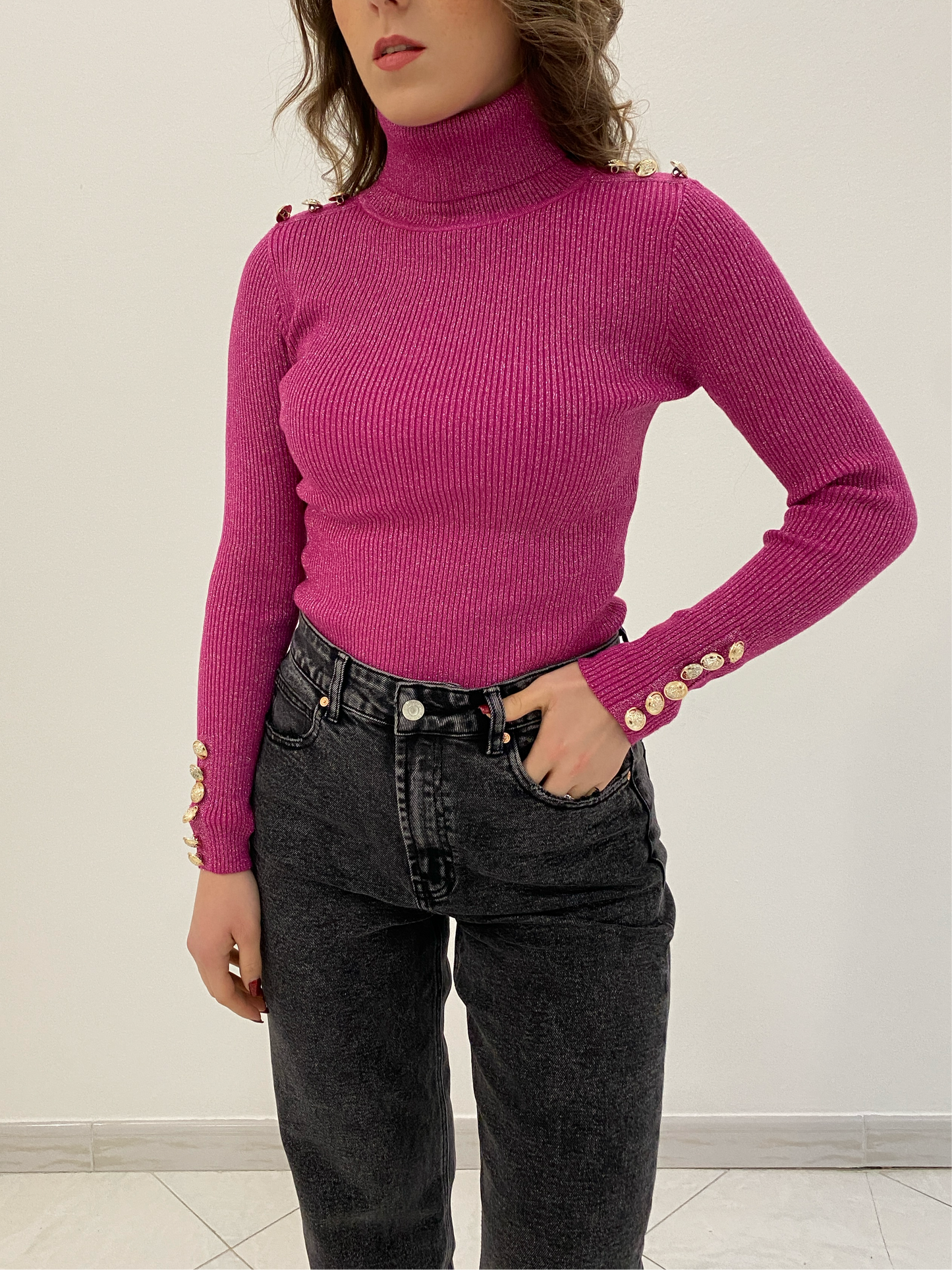 Maglia fucsia con bottoni oro