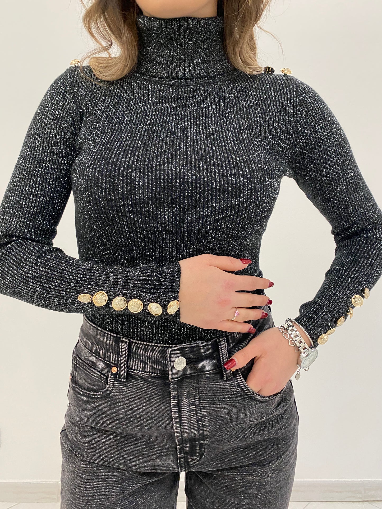 Maglia nera con bottoni oro