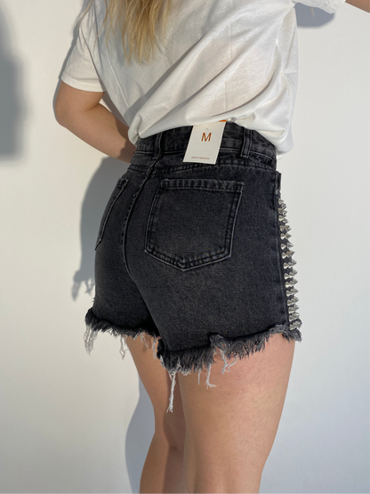 Shorts con borchie